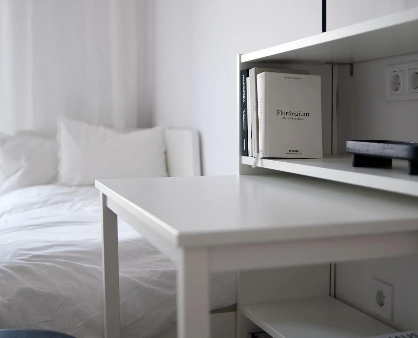 Torunska White Apartment Warsaw Poland