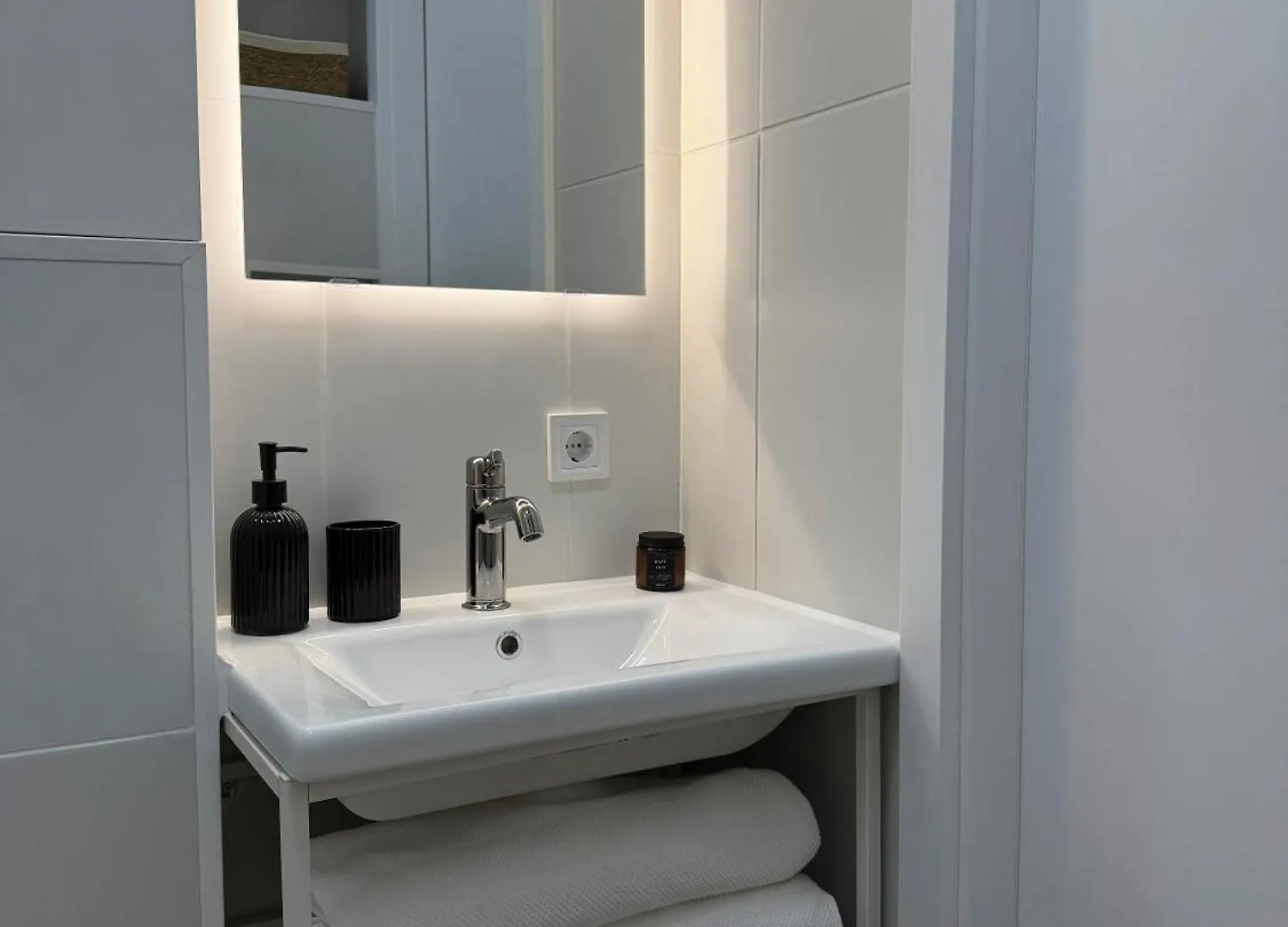Torunska White Apartment Warsaw Poland